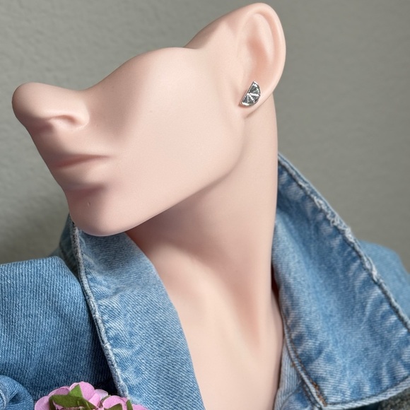 🍋 Elegant Lemon Design Silver Stud Earrings - Picture 3 of 4